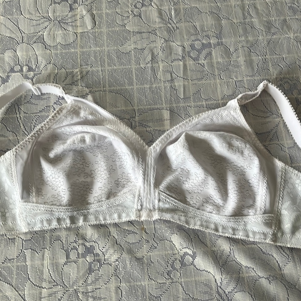 Bra only tried on once. Never used more than 2 minutes- did not fit. Size 42C